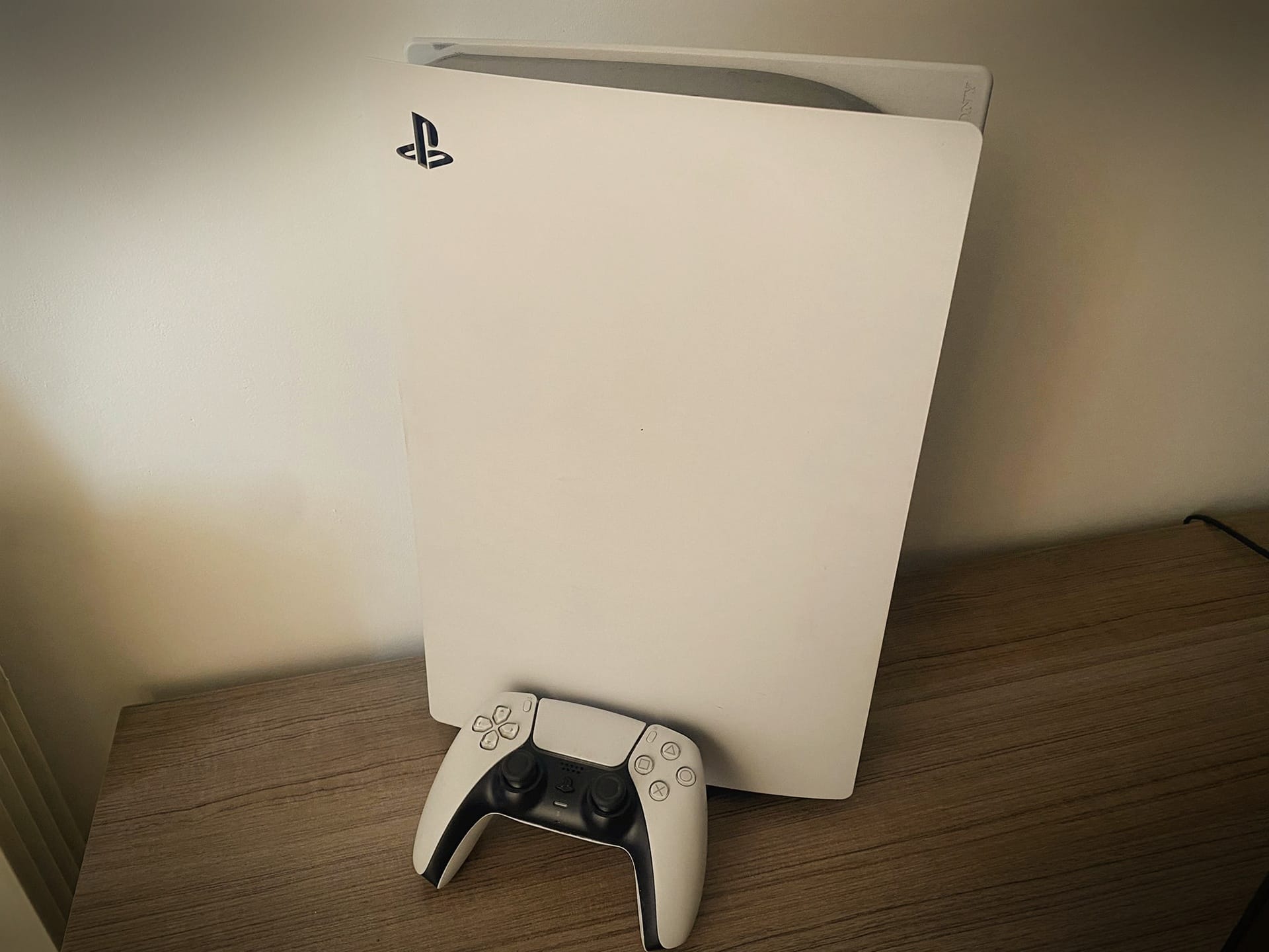 Consola Play Station 5 blanca con su respectivo mando a juego.