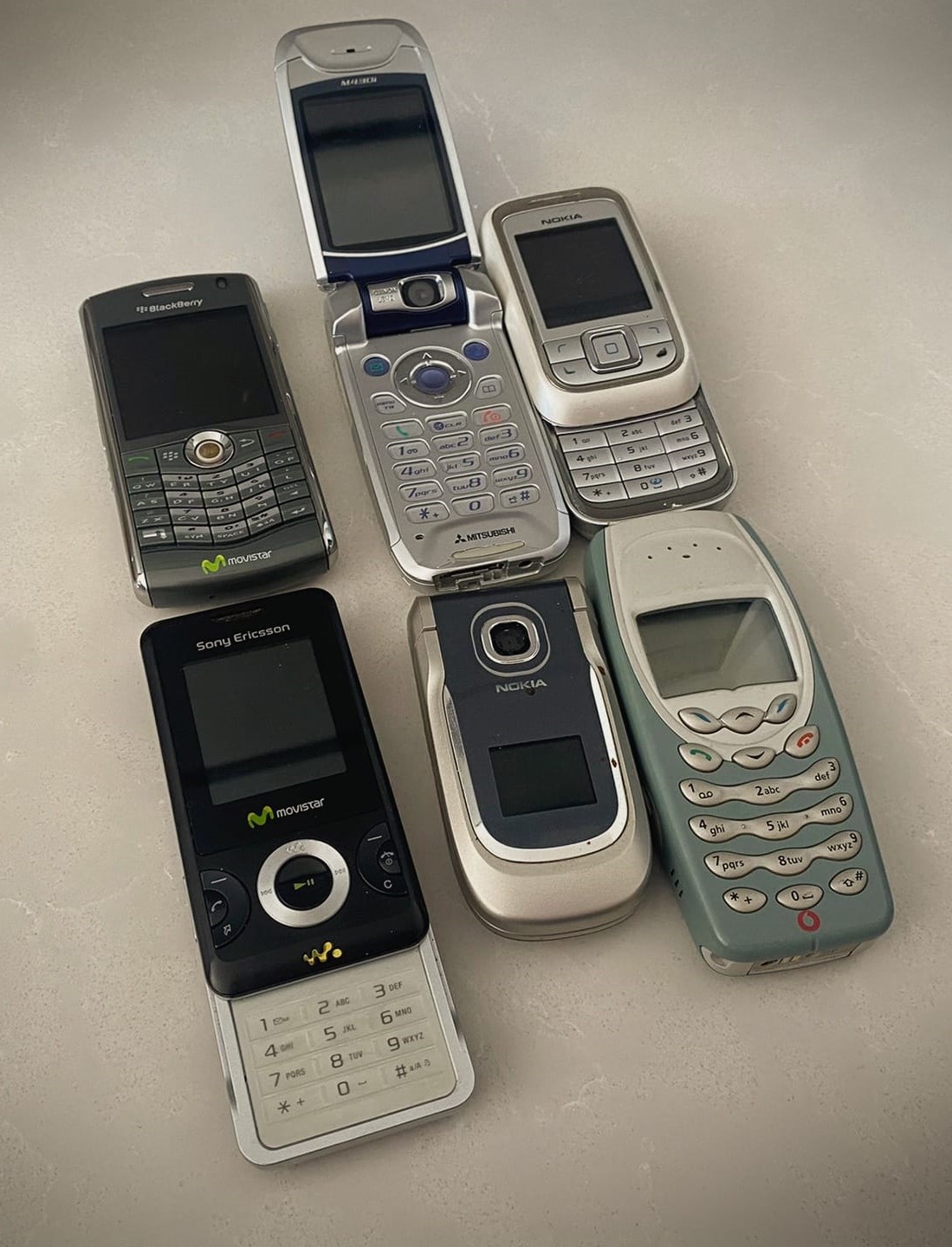 Conjunto de teléfonos móviles de tapa y con teclas.